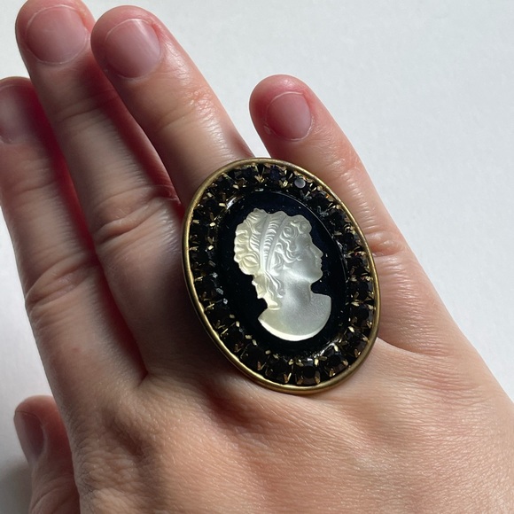 Vintage Jewelry - Black And White Statement Cameo Ring With Rhinestones